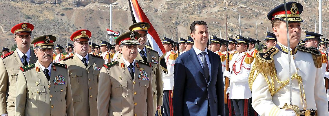 Vor dem Tag der Wahl zeigt sich Präsident Assad beim Besuch an einem Kriegerdenkmal.