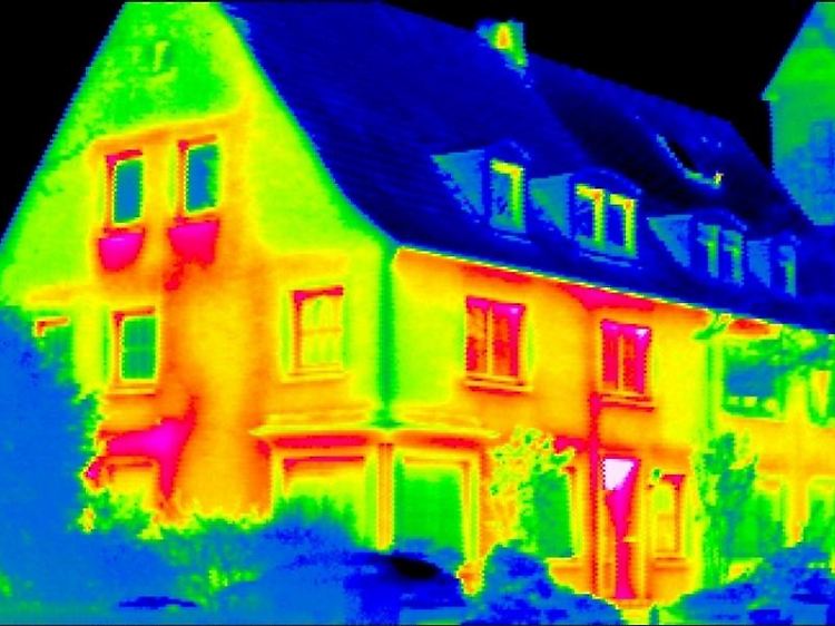 Gebäudestellen, durch die Wärme verschwindet, werden auf Infrarotbildern rot bis gelb angezeigt. Kältere Stellen sind grün bis blau.