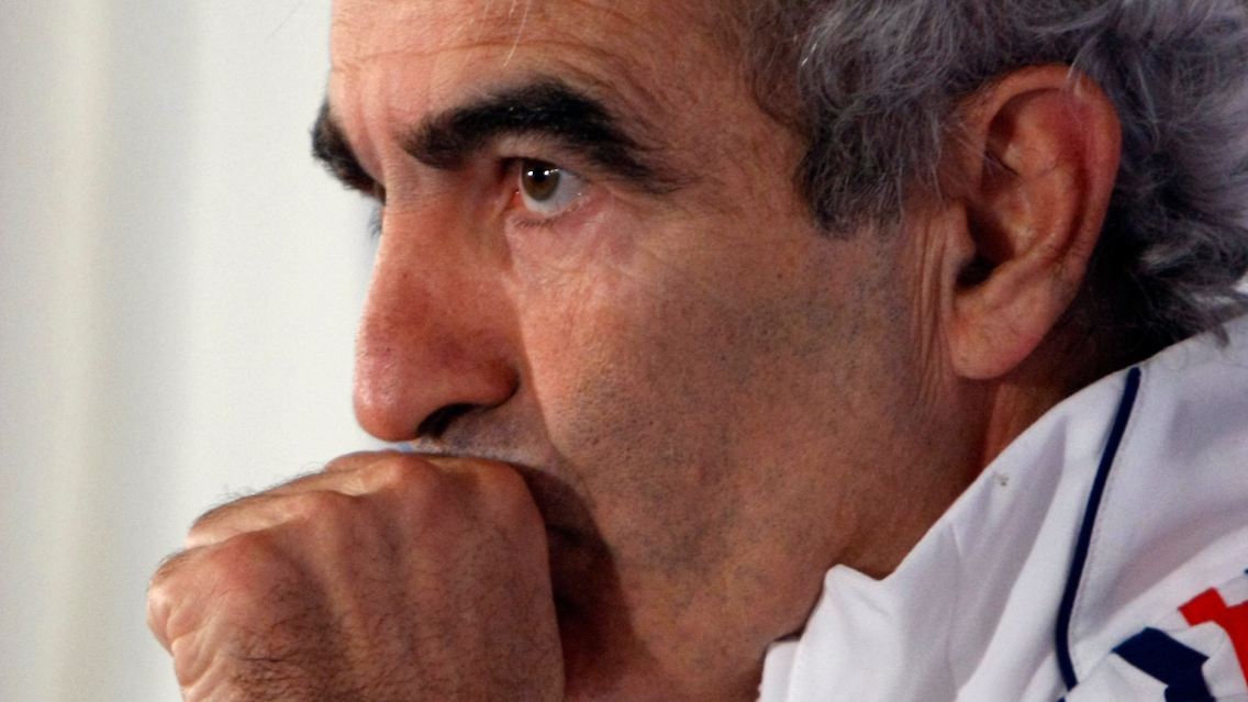 Um Trainer Raymond Domenech gibt es eine große öffentliche Diskussion.