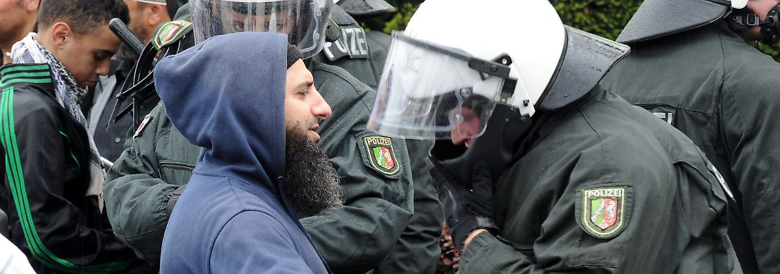 Salafisten sind am Samstag in Bonn mit der Polizei aneinandergeraten.