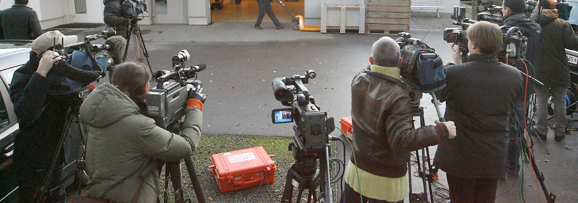 Die Presse wird sich nun vom Gefängnis in Richtung Polanski-Chalet begeben.