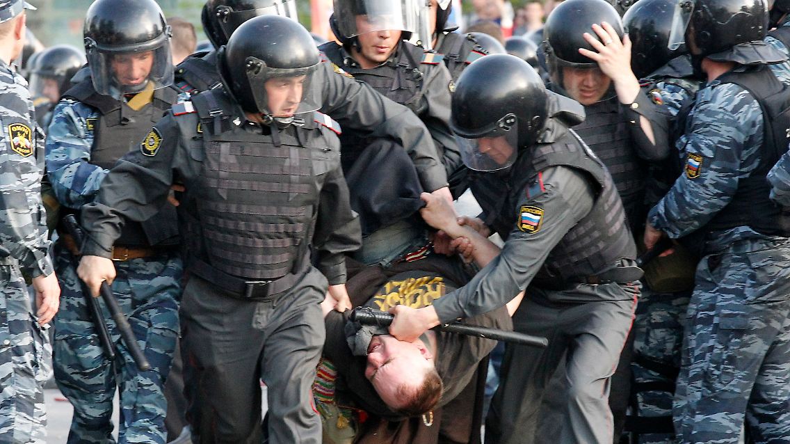 2012-05-06T215130Z_01_MOS36_RTRMDNP_3_RUSSIA-PROTESTS.JPG2029444838673019465.jpg