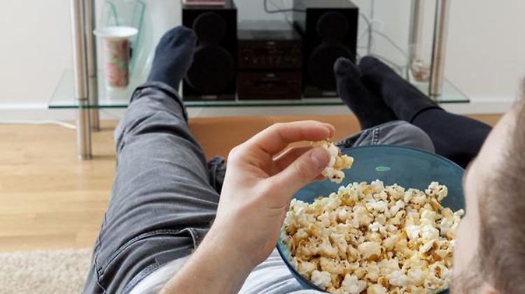 Die Wissenschaftler sehen eine Verbindung zwischen Fruchtbarkeit und Sport bzw. Spermienproduktion und Sofahockerei.