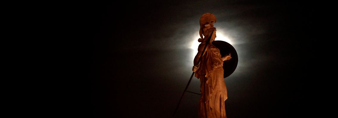 Der Vollmond bescheint am Wahlabend die antike Göttin Athene.