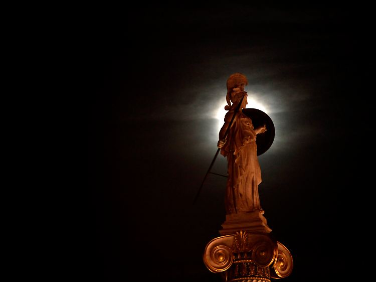 Der Vollmond bescheint am Wahlabend die antike Göttin Athene.