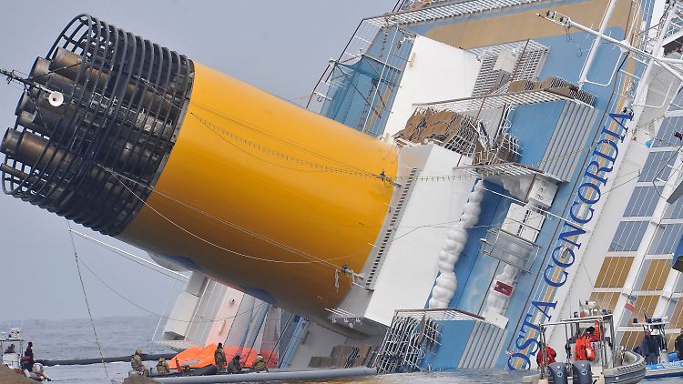 Die gekenterte "Costa Concordia" vor der Küste von Giglio, Italien.