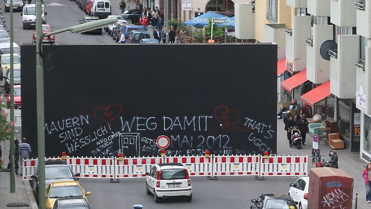 Die "Peace Wall"  in Sichtweite des alten Grenzübergangs, wo sich meist die Touristenmassen tummeln.