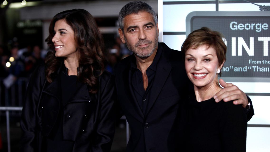 George mit seinen Frauen: Im rechten Arm die aktuelle Flamme, im linken die Mama.