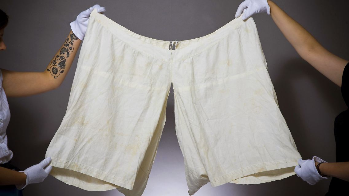 Bei der Unterhose von Queen Victoria, wie sie Ende des 19. Jahrhunderts getragen wurde, war der Materialeinsatz noch recht hoch.