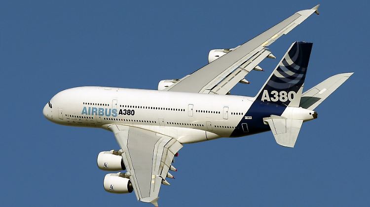 Ein A380 bei einem Demonstrationsflug während der Dubai Air Show