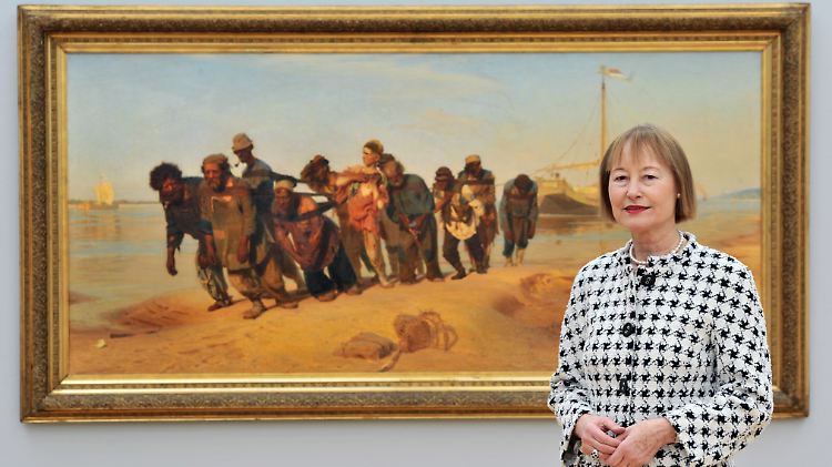 Die "Wolgatreidler" von Ilja Repin. Die sozialen Probleme in Russland erinnern manchen heute wieder an das Bild der zerlumpten Arbeiter aus dem 19. Jahrhundert, das zurzeit in der Kunstsammlung Chemnitz zu sehen ist (hier mit Generaldirektorin Ingrid Mössinger).