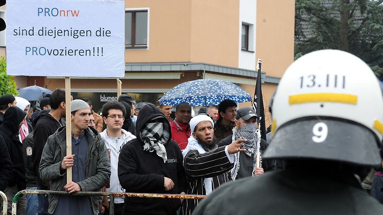 Salafisten protestieren am vergangenen Samstag gegen eine Pro-NRW-Kundgebung in Bonn.
