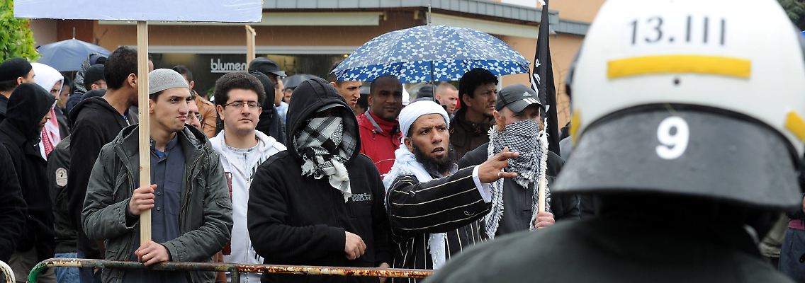 Salafisten protestieren am vergangenen Samstag gegen eine Pro-NRW-Kundgebung in Bonn.