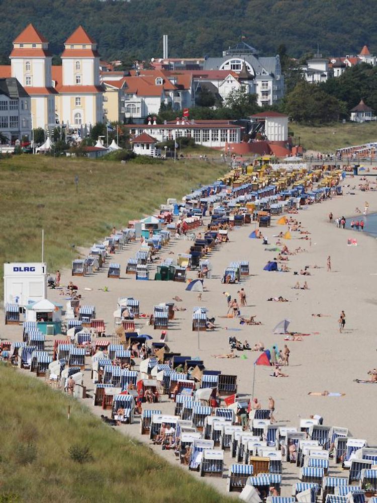 Aber auch die Ostsee und andere Inlandsziele gehören weiter zu den Favoriten. (Seebad Binz auf Rügen).