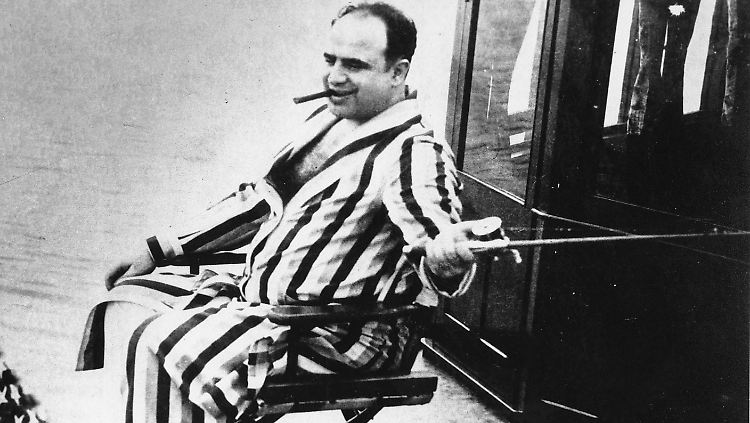 Al Capone beim Angeln auf Palm Island, Florida (undatiert).