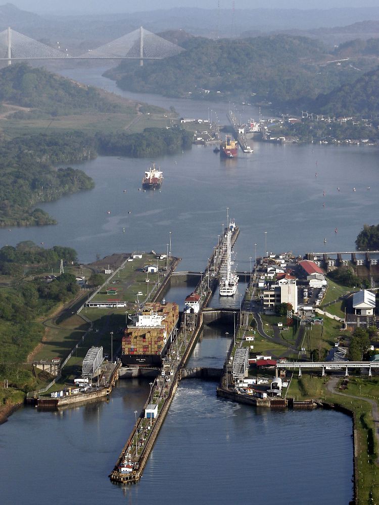 Die Miraflores-Schleusen (vorn) und die Pedro-Miguel-Schleusen (hinten) auf der Pazifik-Seite des Panamakanals bei Panama-Stadt.