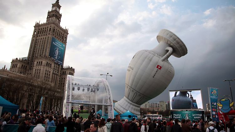 Ein 30 Meter hoher Ballon in der Form des EM-Pokals vor dem Kulturpalast in Warschau.
