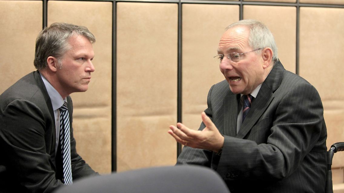 Angeregte Diskussion: Bundesfinanzminister Wolfgang Schäuble mit seinem niederländischen Kollegen Wouter Bos.