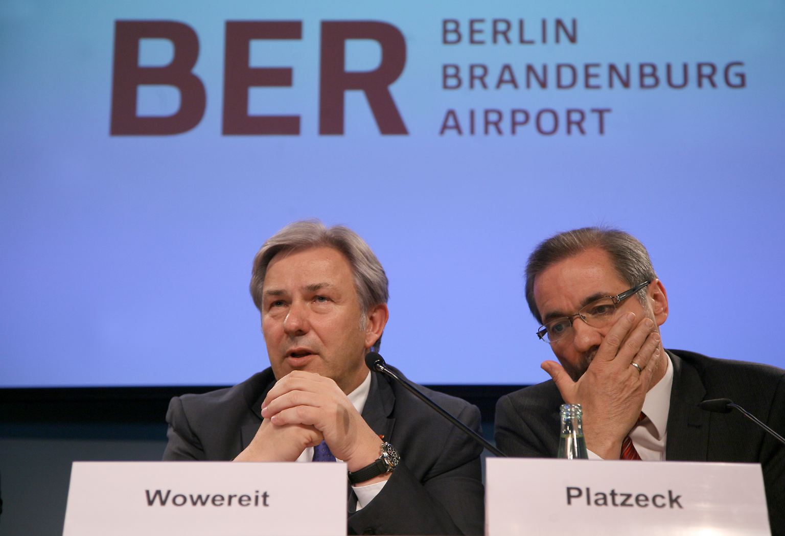 Bedröppelte Gesichter bei Berlins Regierendem Bürgermeister Klaus Wowereit und Brandenburgs Ministerpräsident Matthias Platzeck: ...