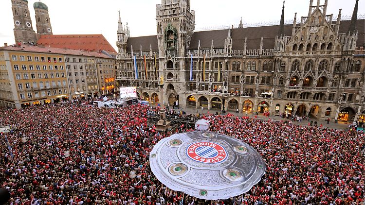 Wenn es für die meisten TV-Einnahmen auch eine Schale geben würde, die Geld-Meisterfeier dürfte so aussehen.