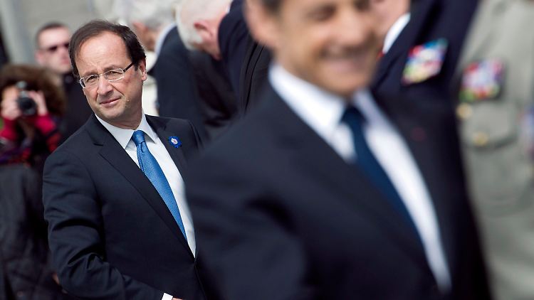 Sarkozy (r.) ist Geschichte, auf Hollande ruhen die Hoffnungen der europäischen Wachstumspolitiker. Am Dienstag traten beide Politiker gemeinsam bei der Feier zum Gedenken an das Ende des Zweiten Weltkriegs auf.