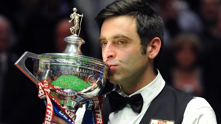 König des Snooker, wie einmal: Ronnie O'Sullivan mit seinem vierten WM-Pokal.