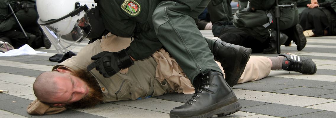 Bei den Krawallen beim Aufeinandertreffen von radikalen Islamisten und Mitgliedern der rechtsextremen Gruppe Pro NRW nahm die Polizei etliche Salafisten fest.