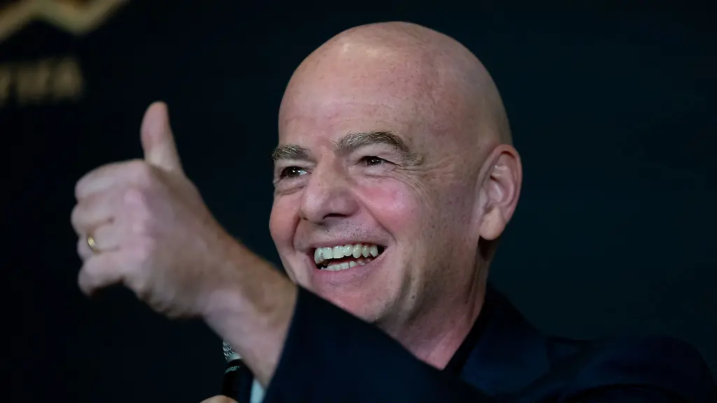 Daumen-hoch-FIFA-Praesident-Gianni-Infantino-ist-begeistert-von-der-Club-WM