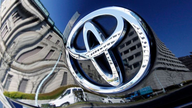 Ungewöhnliche Reflexion an einem Toyota-Fahrzeug: Zu sehen ist die Bank of Japan in Tokio.