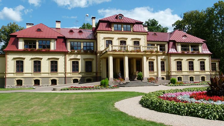 Neobarockes Gebäude mit Hausgeist: Schloss Dikli nordwestlich von Valmiera (Wolmar) gilt als eines der schönsten Landgüter Lettlands - manchmal spukt es dort allerdings.