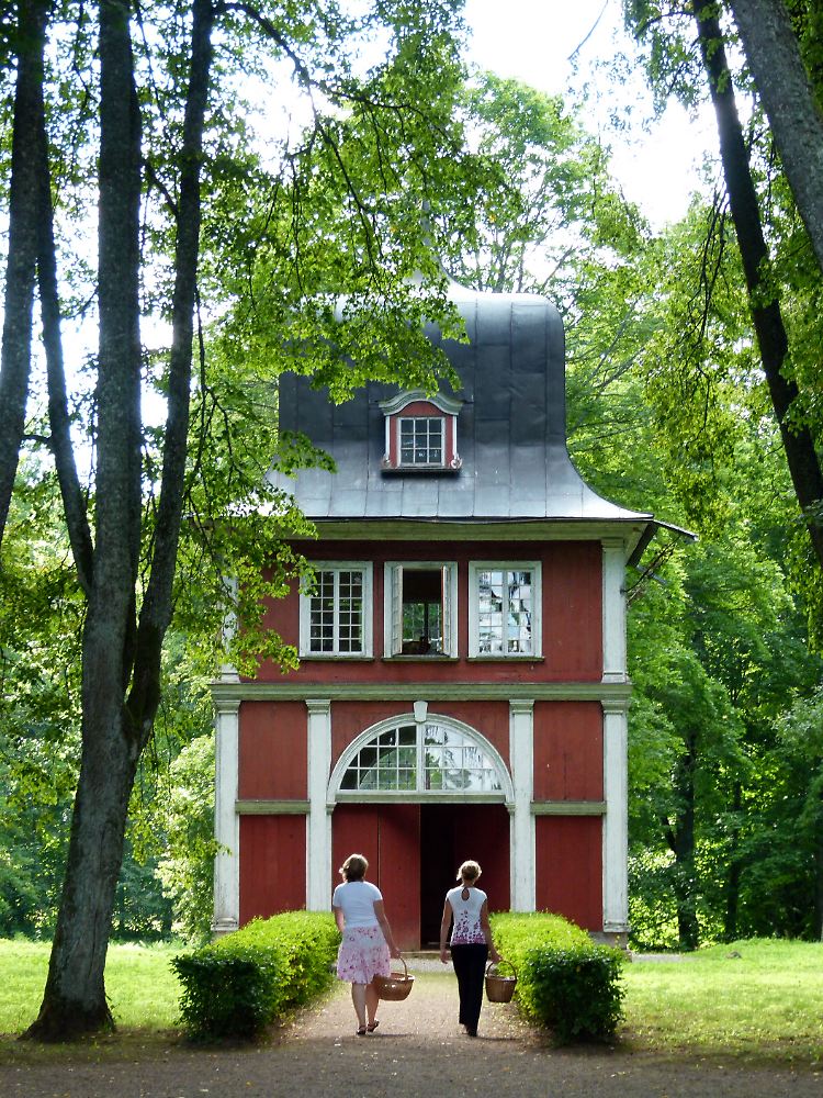 Vorbei an uralten Eichen führt der Weg vom Herrenhaus in Ungurmuiza zum Teepavillon des Orellenhofes - Gäste konnten früher mit der Kutsche direkt ins Gebäude einfahren.