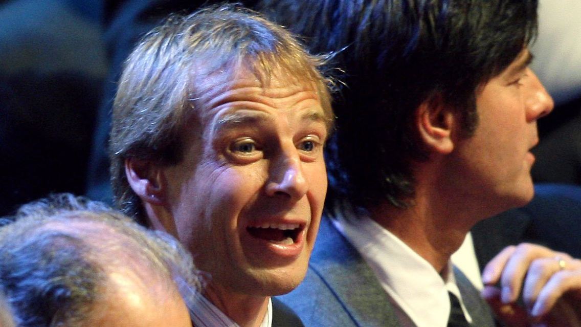 Und wer lächelt am Freitag? Jürgen Klinsmann und Joachim Löw bei der Auslosung zur Fußball-WM 2006.