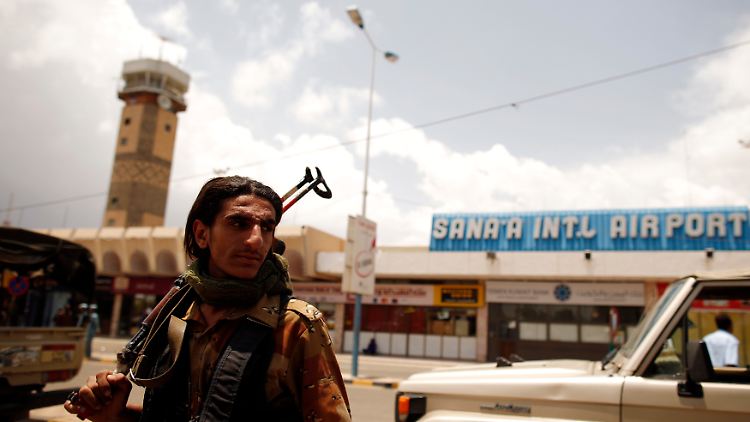 Soldat vor dem Flughafen in Jemens Hauptstadt Sanaa. Hier begann die Reise des Doppelagenten.