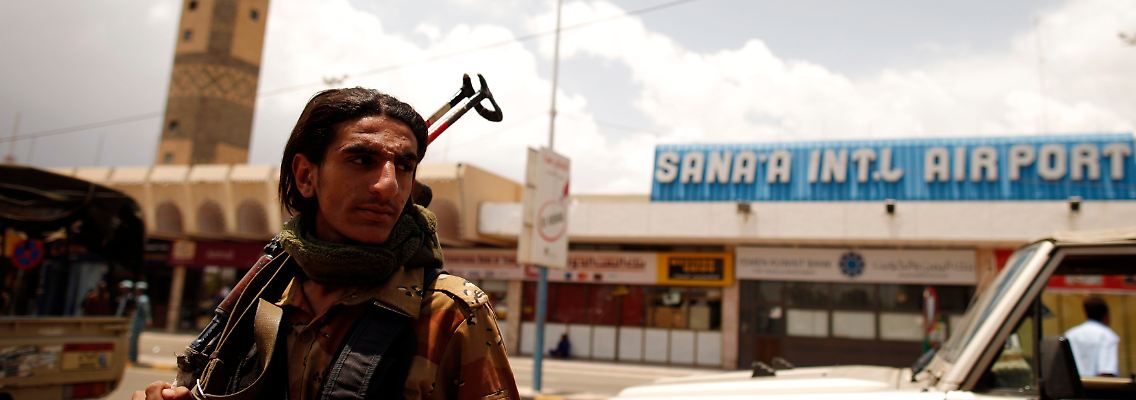 Soldat vor dem Flughafen in Jemens Hauptstadt Sanaa. Hier begann die Reise des Doppelagenten.