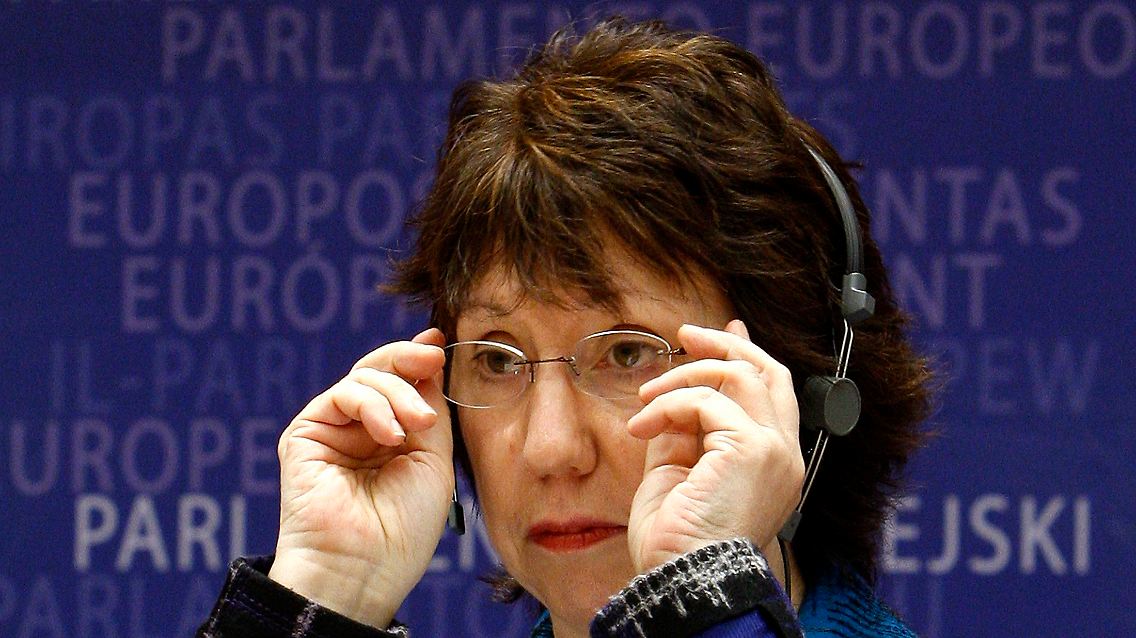 Ashton betont ihre Rolle hinter den Kulissen, kann die Abgeordneten aber nicht vollends überzeugen.