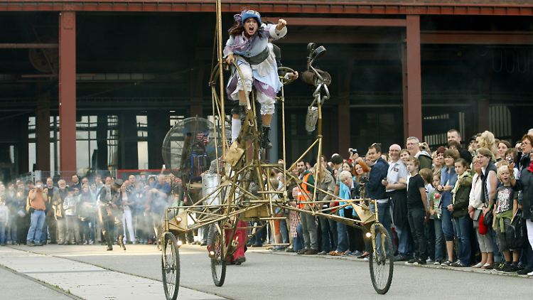 "Nacht der Industriekultur" 2011: Aktivisten der "Firebirds" vom Theater "Titanick" auf dem Gelände der Zeche Zollverein in Essen.