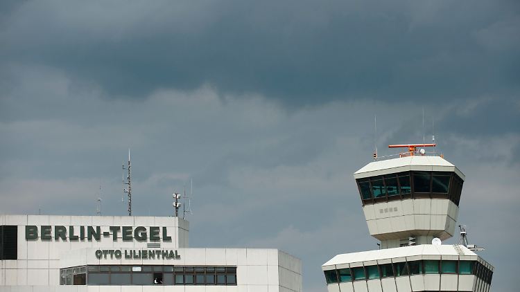 Otto Lilienthal dreht Willy Brandt eine lange Nase.