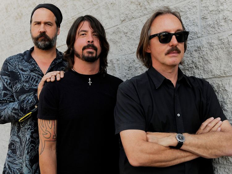 Eins steht fest - sie waren wieder zusammen im Studio: Butch Vig mit den Ex-Nirvana-Mitgliedern Krist Novoselic (l) und Dave Grohl (M).