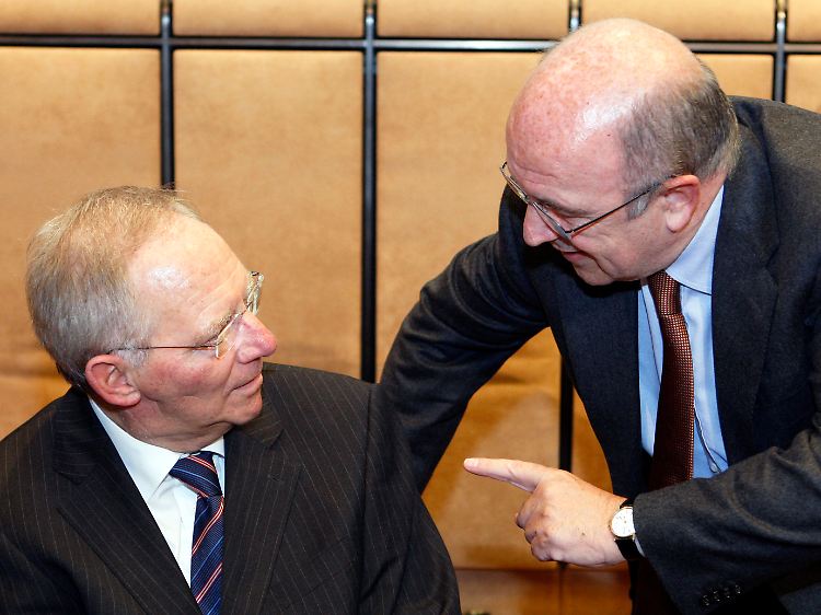 Harte Verhandlungen: Wolfgang Schäuble im Gespräch mit EU-Währungskommissar Joaquin Almunia.