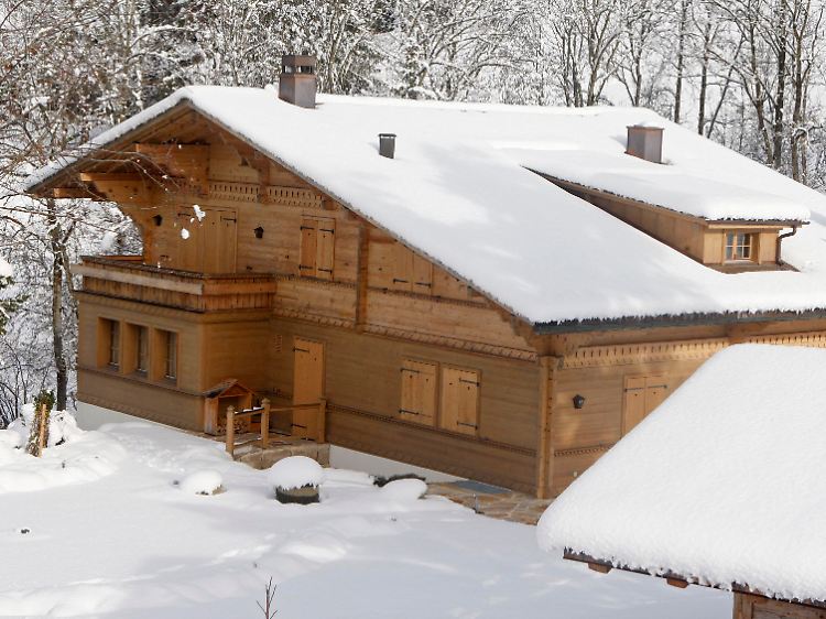 Das Chalet Polanskis ist umlagert von Neugierigen.