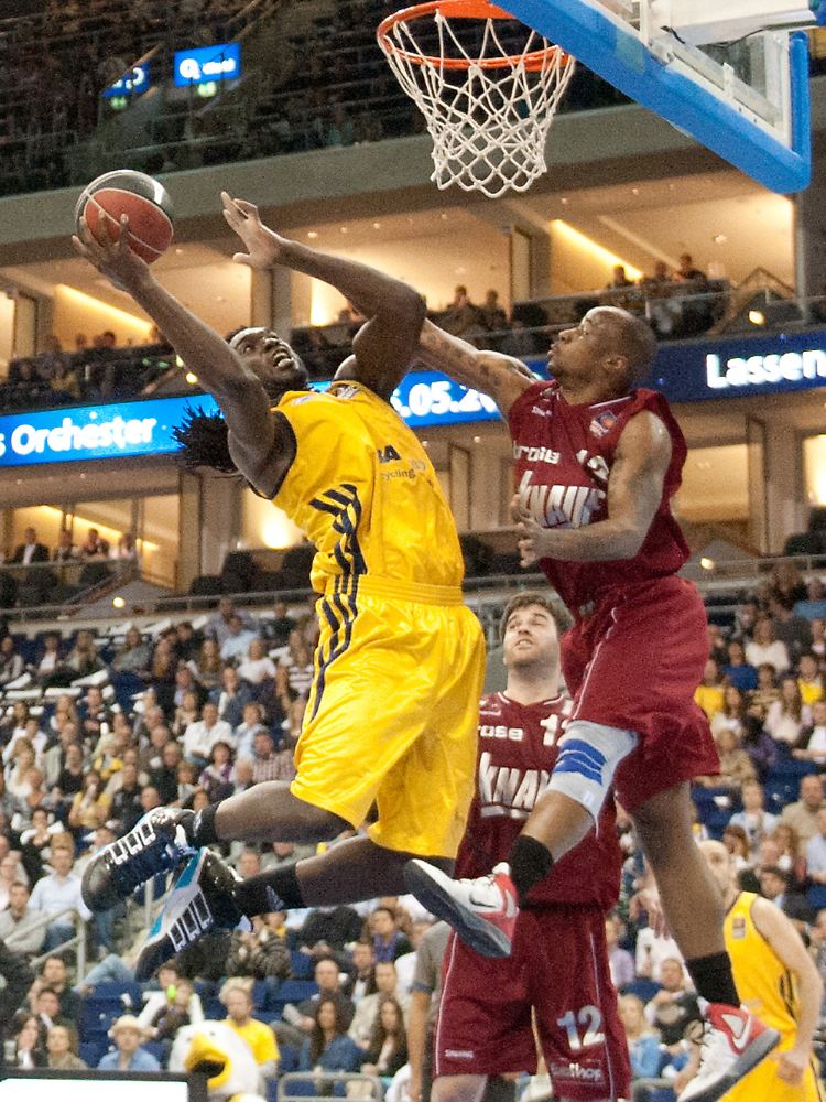 In eigener Halle hatten Torin Francis und Alba Berlin keine Probleme gegen Würzburg. Im Gastspiel beim Aufsteiger schon.