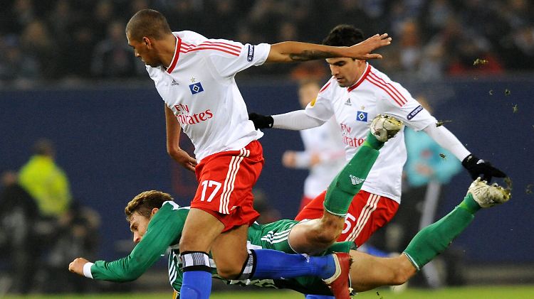 Die Hamburger Jerome Boateng und Tomás Rincón sowie der Wiener Nikica Jelavic kämpfen um den Ball.