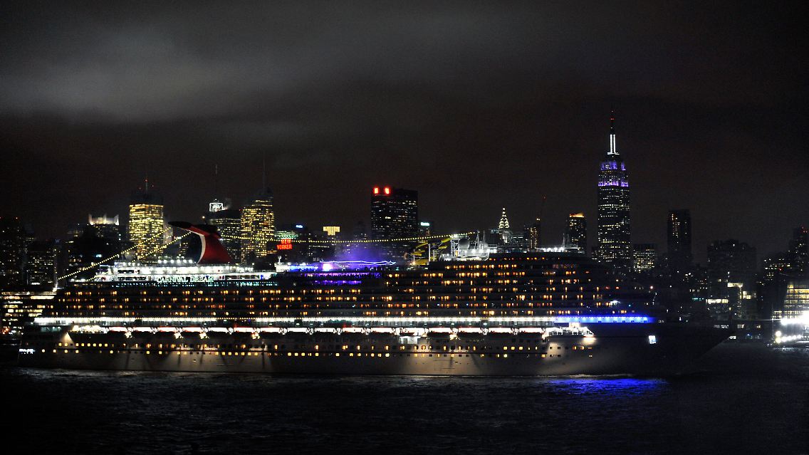 Die "Carnival Dream", das momentan neueste und größte Kreuzfahrtschiff der Carnival-Cruises-Flotte, Mitte November auf dem Hudson, dahinter Manhattan.