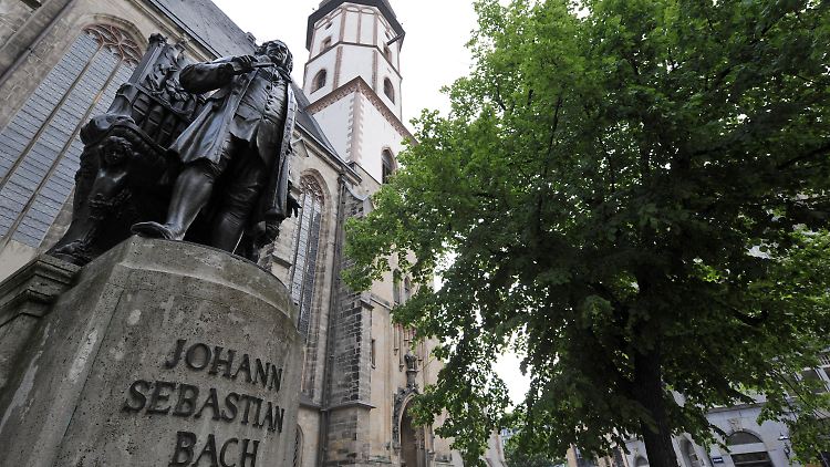 Das Bronze-Denkmal von Johann-Sebastian Bach auf dem Leipziger Thomaskirchhof vor der Thomaskirche.