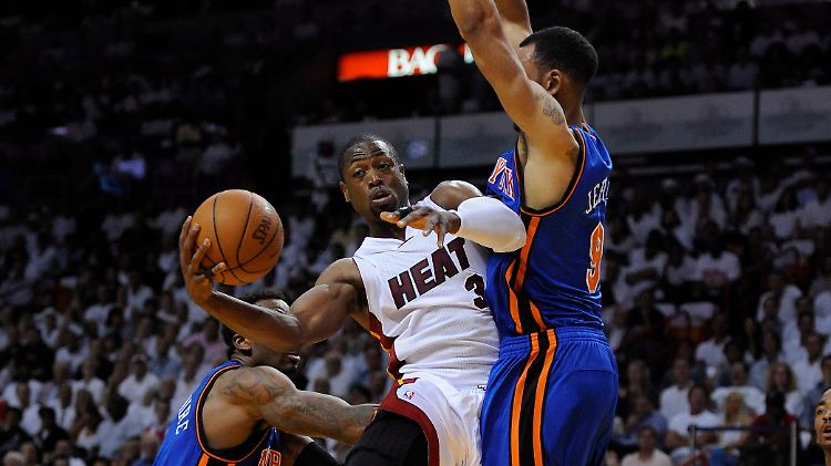 Dwyane Wade zieht gegen New Yorks Amar'e Stoudemire zum Korb.