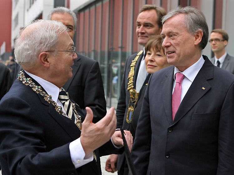 Bundespräsident Köhler gratuliert dem Rektor der Leipziger Universität zum 600-jährigen Bestehen der Hochschule.