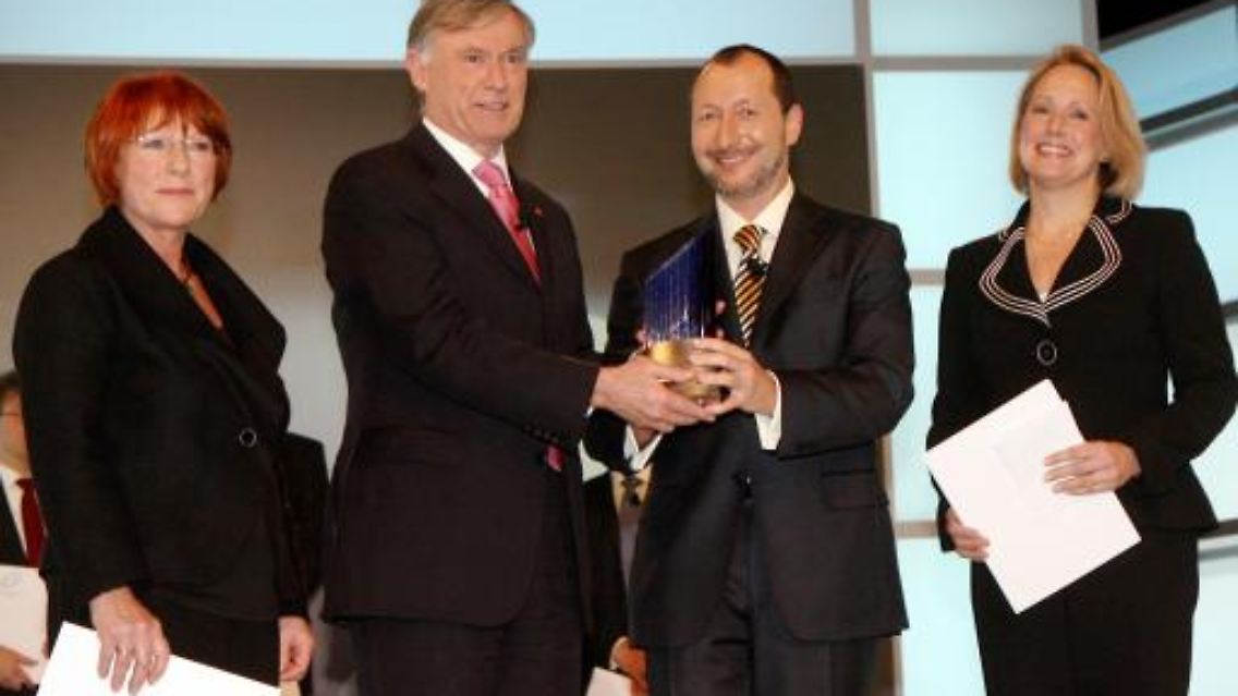 Bundespräsident Horst Köhler mit den glücklichen Gewinnern: das Forscherteam Frank Messelwitz (2.v.r.), Elisabeth Perzborn (l) und Dagmar Kubitzka.