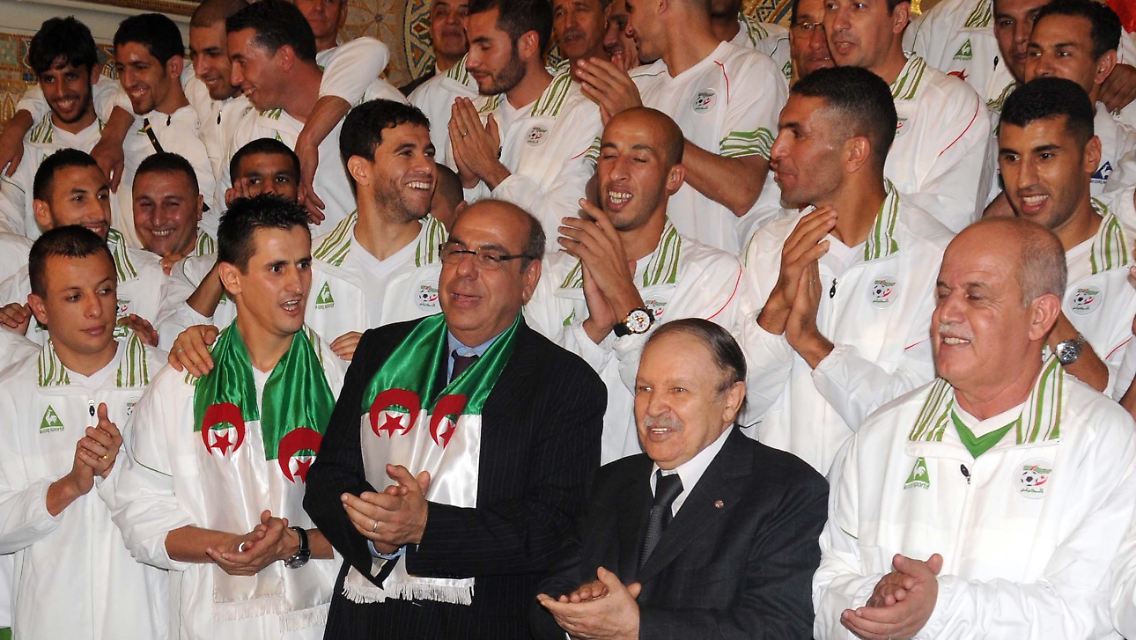 Algerien im Freudentaumel: Präsident Bouteflika (2. v. re) empfängt das Nationalteam. Rechts: Trainer Rabah Saadane.