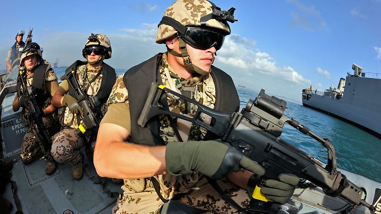 Deutsche Marinesoldaten im Einsatz im Indischen Ozean.