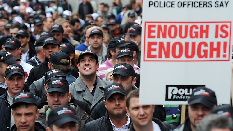 Unter den Streikenden waren auch tausende Polizeioffiziere. 30.000 marschierten allein durch London.